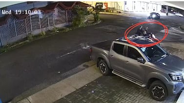 Vecinos de Villas de Ayarco en alerta por motociclistas que buscan pertenencias dentro de autos en comercios