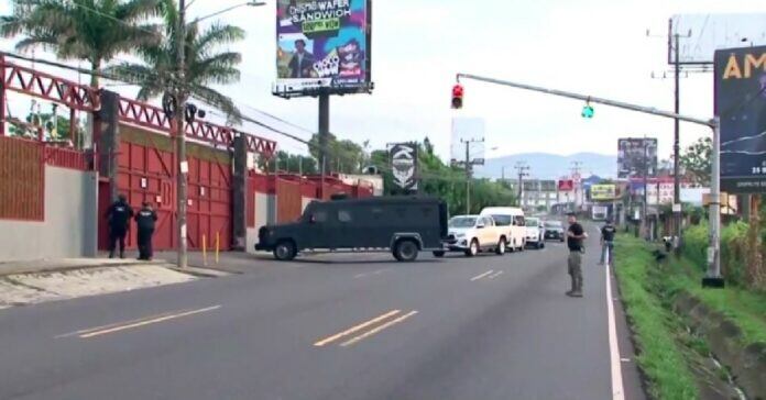 El allanamiento del OIJ obligó a cerrar la transitada vía en Heredia, lo que causó embotellamiento del tŕánsito vehicular. Foto: Cortesía