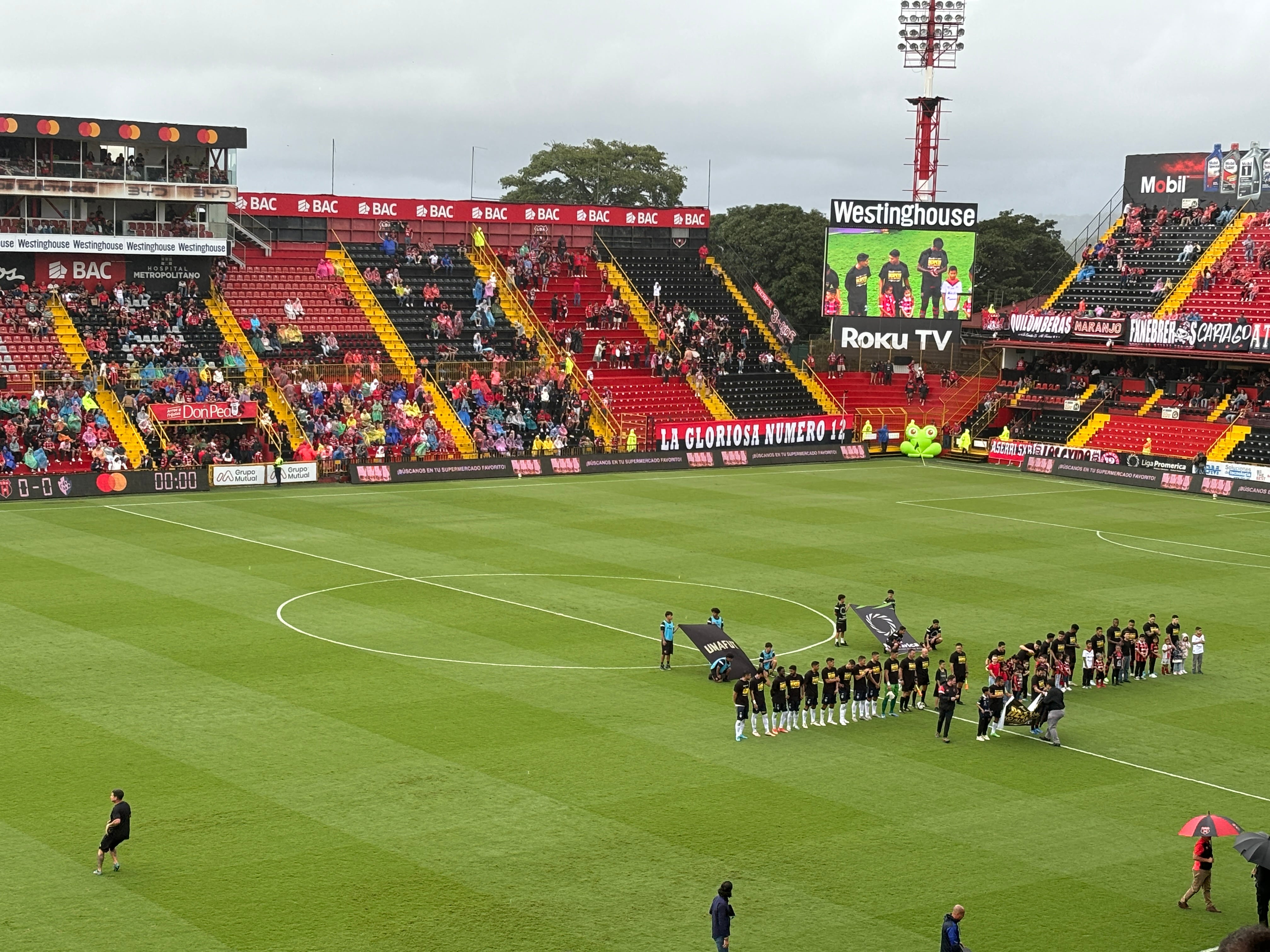 La lluvia se hace presente en el Estadio Alejandro Morera Soto para el inicio del partido entre Liga Deportiva Alajuelense y Cartaginés.