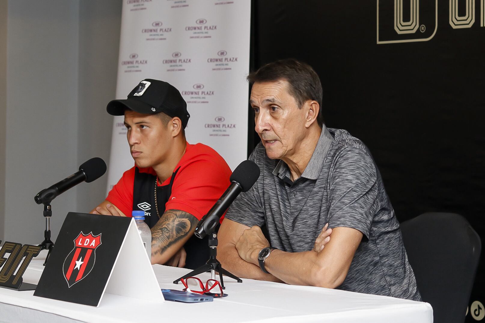 15/07/2024. Conferencia de la Recopa. Hotel Crowne Plaza, Sabana. Fotografía: Lilly Arce.
En la fotografía: Alexander Guimarães junto al jugador Alexis Gamboa.