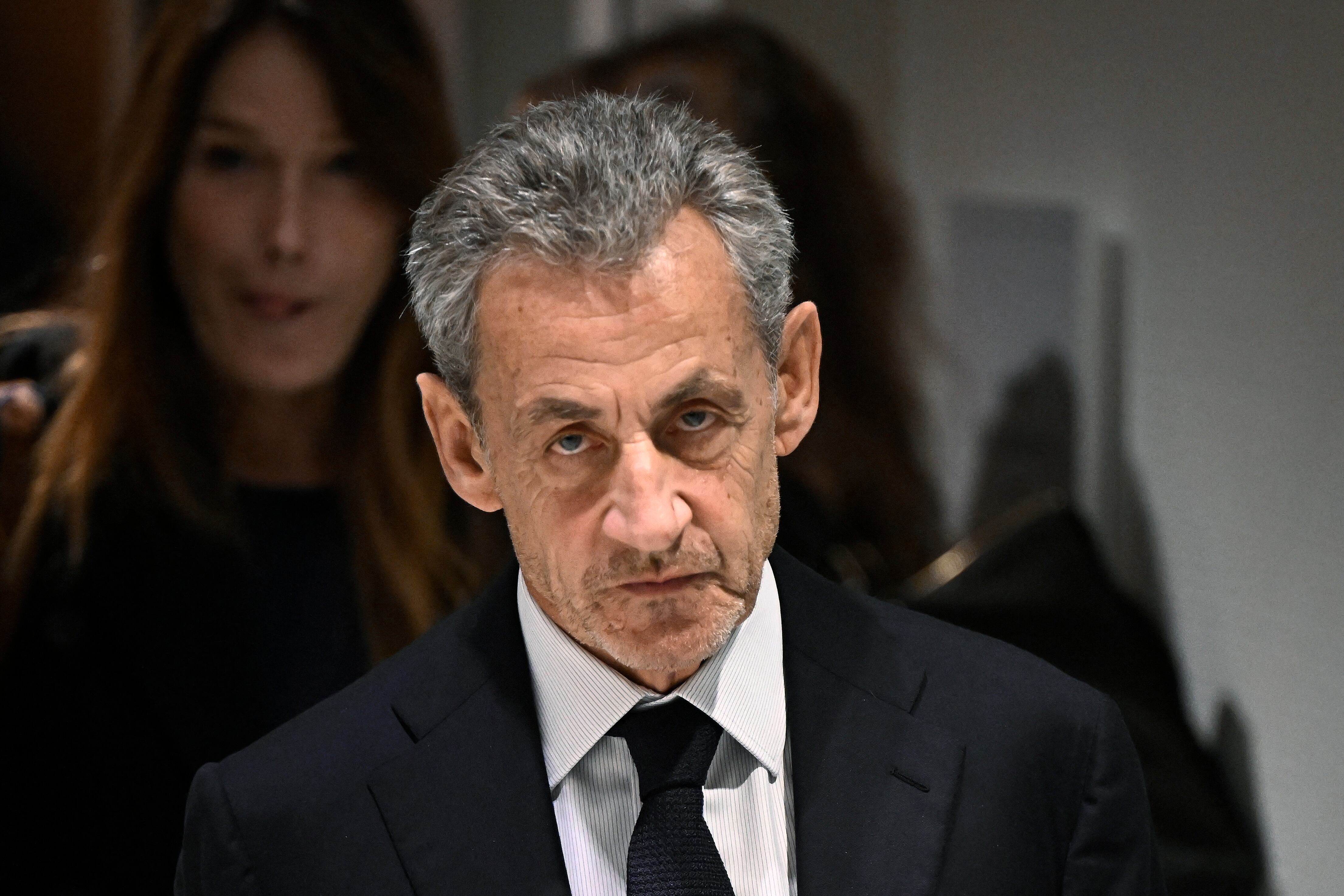 El expresidente francés Nicolas Sarkozy al salir del Tribunal de París tras conocerse el veredicto en su juicio por financiación ilegal de campaña procedente de Libia para su exitosa candidatura presidencial de 2007. La audiencia tuvo lugar el 25 de setiembre pasado. Fotografía: