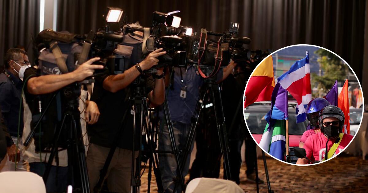 Camarógrafos en una rueda de prensa y banderas de distintos partidos politicos