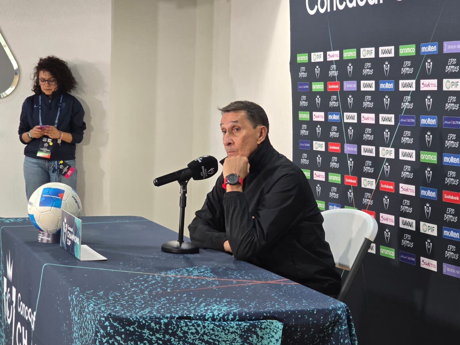 Alexandre Guimaraes aseguró que él ve posible remontar el 2 a 0 en contra en el Morera Soto.