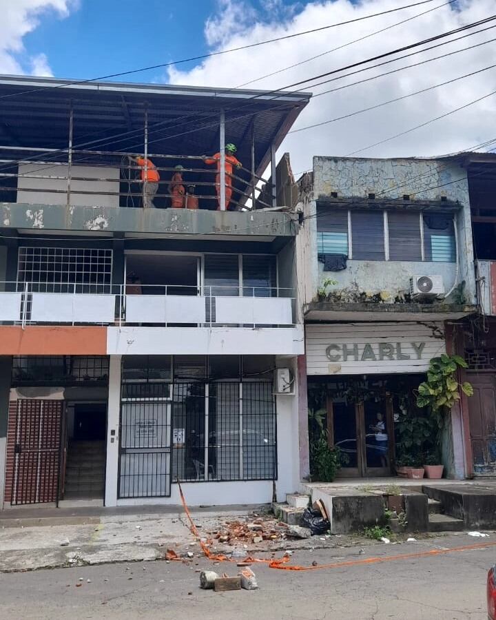 Parte de la la losa de un edificio de tres pisos en la antigua pensión Fanita en Chiriquí, colapsó debido al movimiento telurico. Foto: Cortesía Retén Chiriquí.