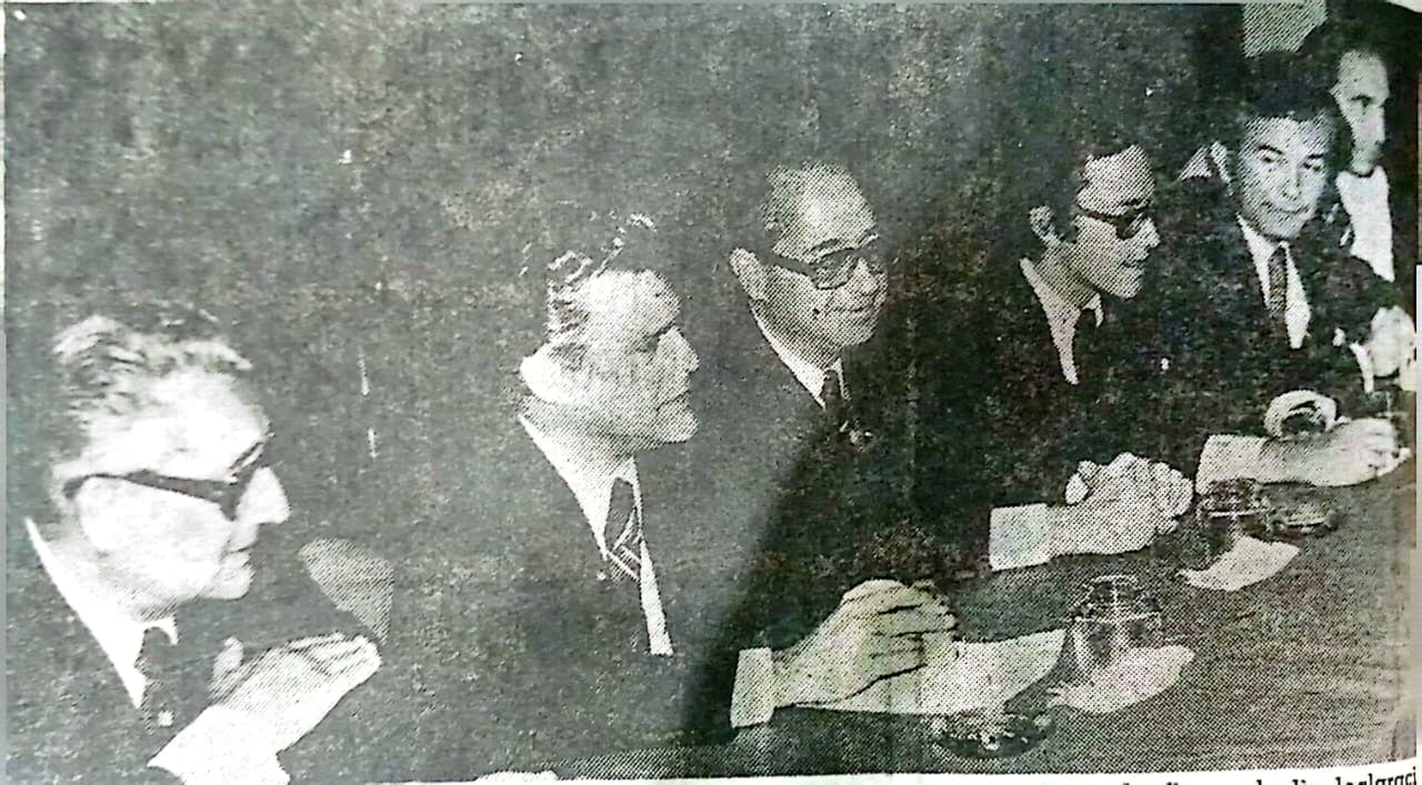 Firma de la declaración. Orden usual: Víctor Moro, Director General de Pesca; Rodolfo Quirós Guardia, ministro de Agricultura; el embajador español, Pérez Urruti; Luis Arias, Álvaro Bustamante y Juan M. Oya, de la misión pesquera española.