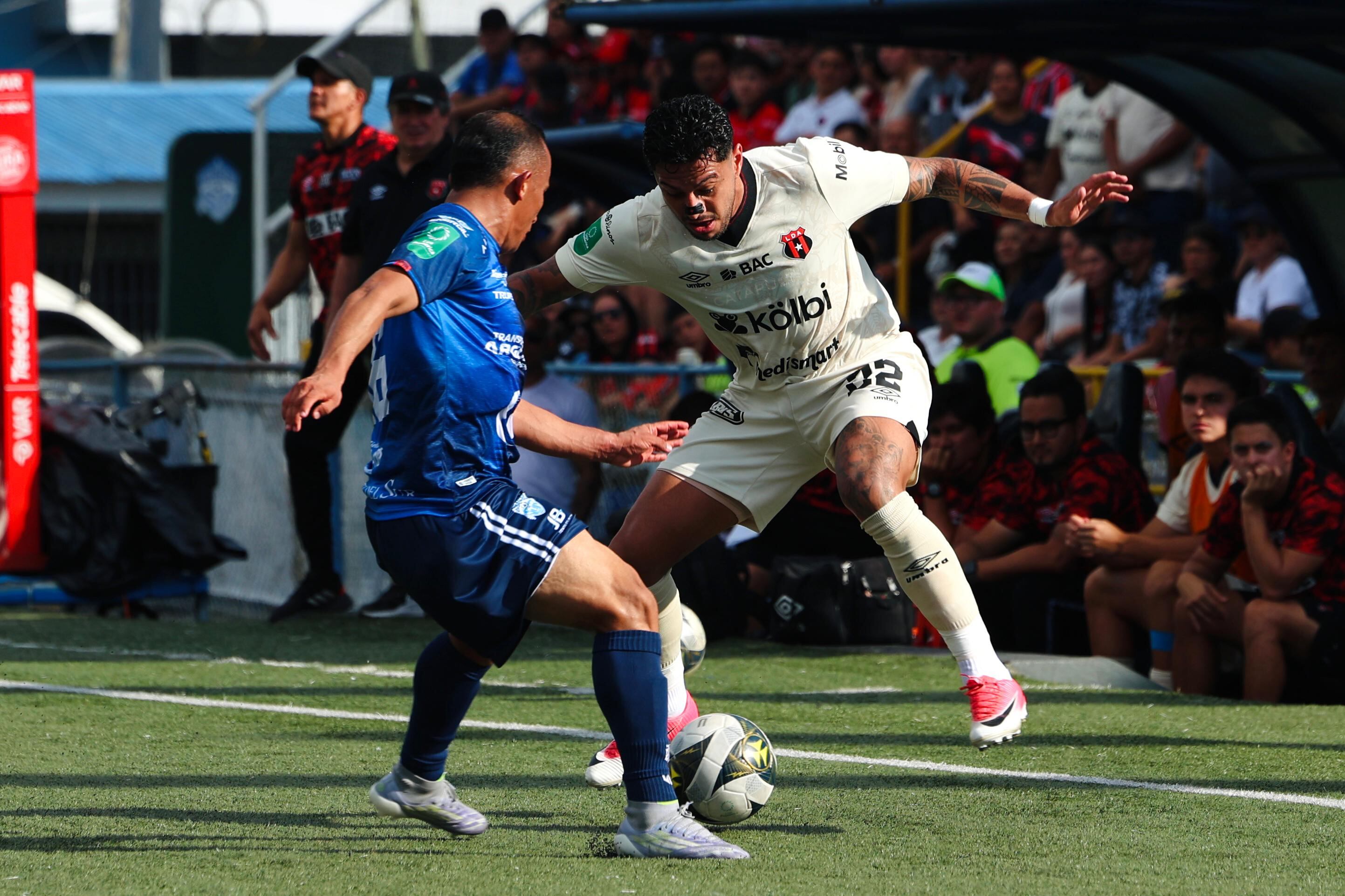 Rónald Matarrita sacó un remate potente que desvió el arquero Bryan Segura, en el partido entre Pérez Zeledón y Liga Deportiva Alajuelense.
