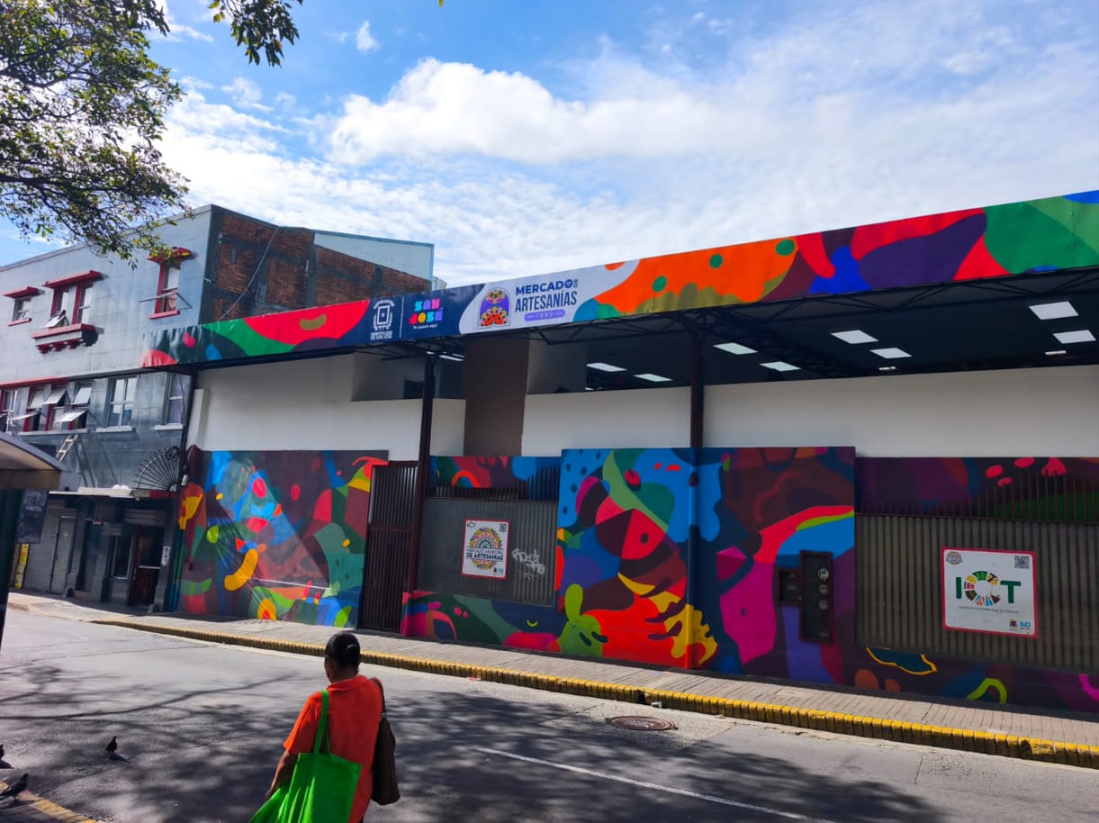 El nuevo mural del Mercado de Artesanías fue diseñado por Sergio Guillén.