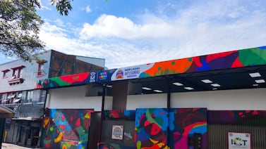 Conozca el nuevo mural que ilumina el Mercado de Artesanías de San José