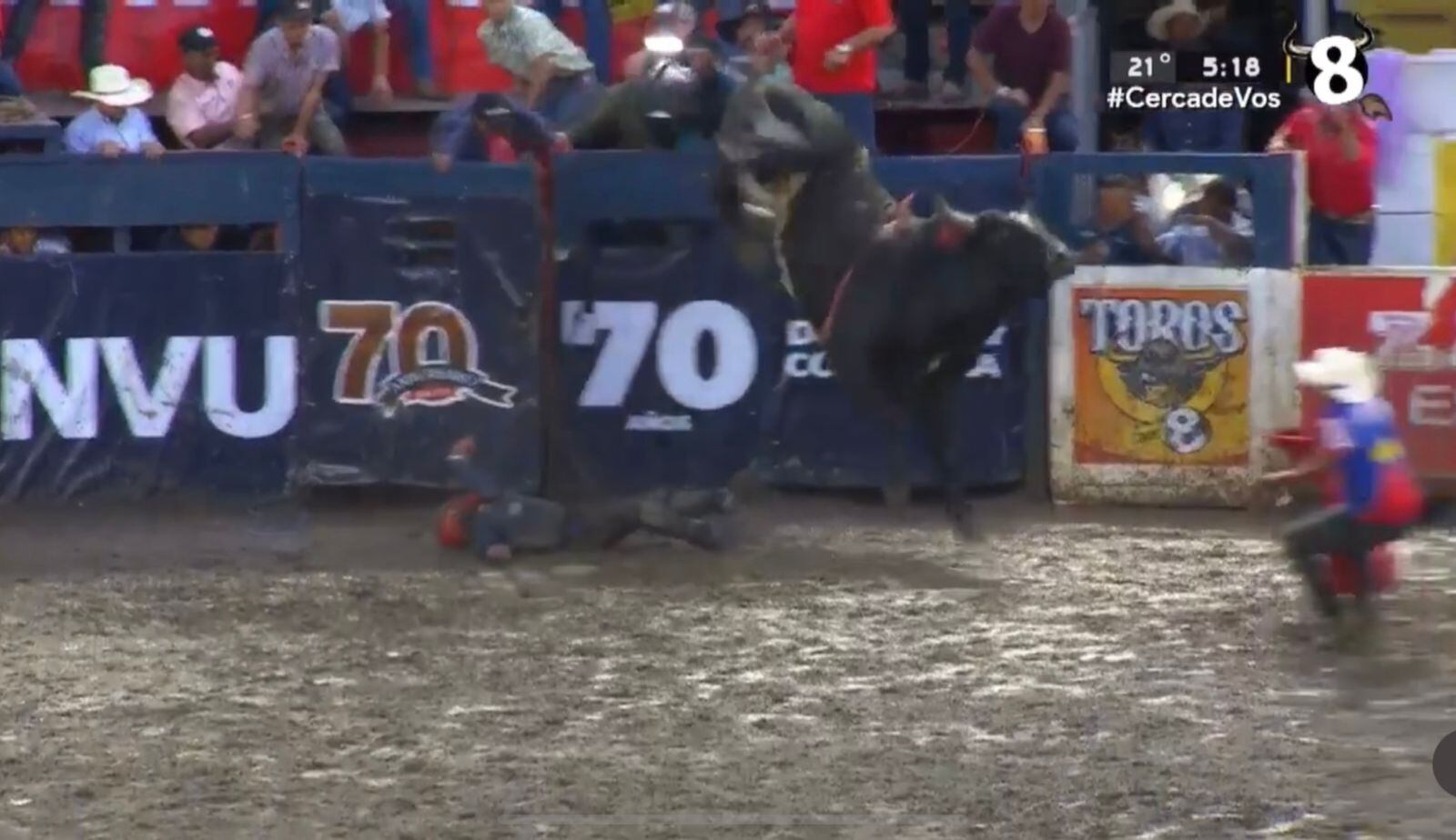 El montador fue trasladado en condición crítica al hospital después de recibir un fuerte golpe en la cabeza.