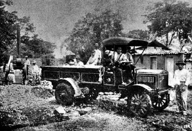 Al fondo, hombres operan un quebrador de piedra, Cartago, 1914 | Foto: Manuel Gómez Miralles