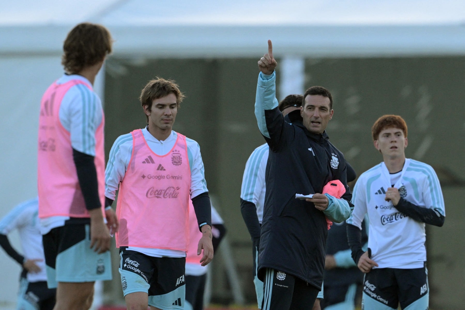 Lionel Scaloni gira instrucciones en la práctica de la Selección de Argentina. Franco Mastantuono y Valentín Barco son dos de los jugadores que le prestan atención.
