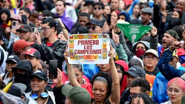 Decenas de miles marchan en Colombia en la primera protesta contra el gobierno de De la Espriella