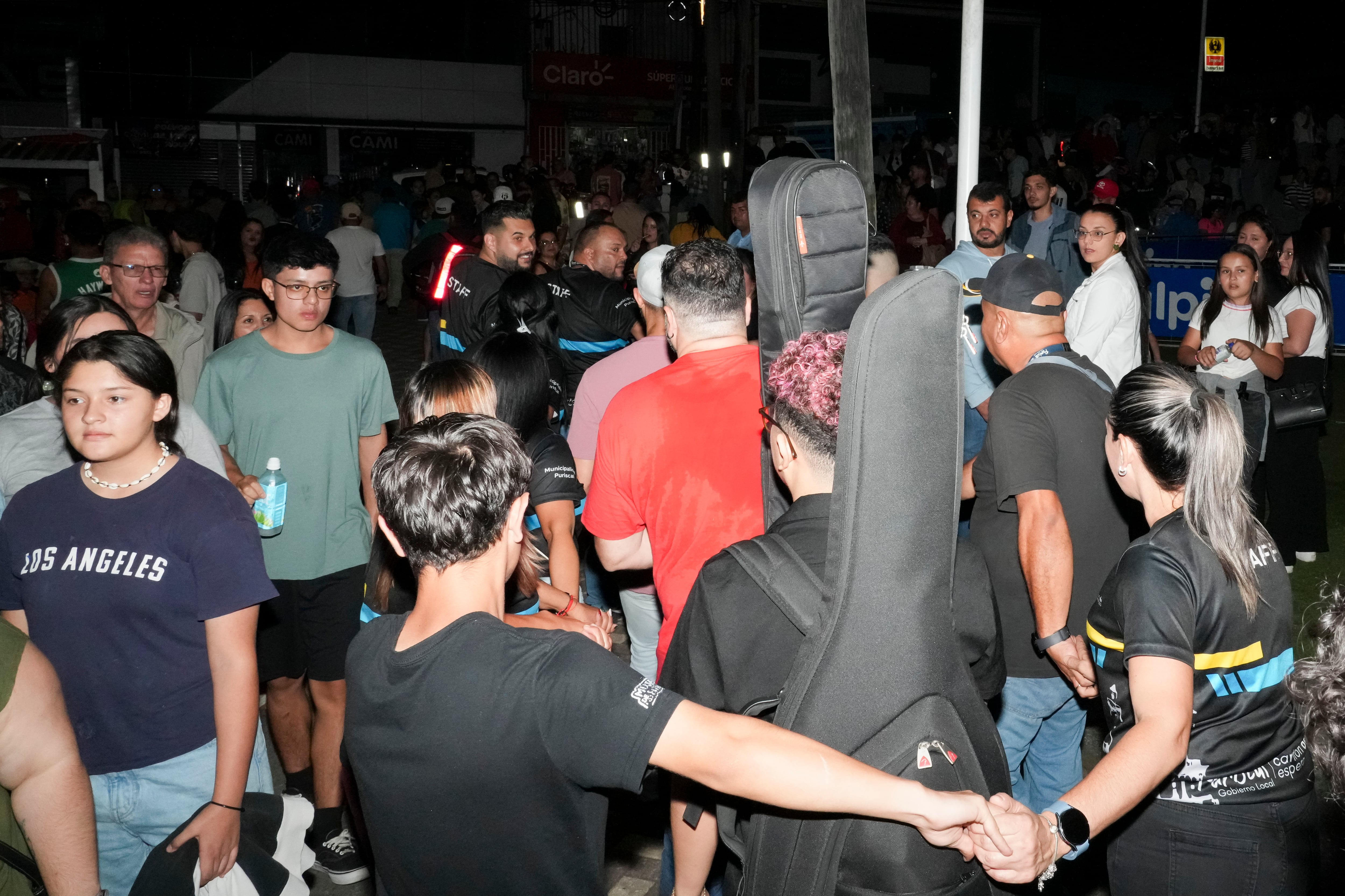 Fotografías de una gira de tres conciertos del grupo Los Ajenos en La Sabana, Puriscal y Pedregal. Imágenes de los artistas en escena, del detrás de bambalinas, la microbús y las cenas.