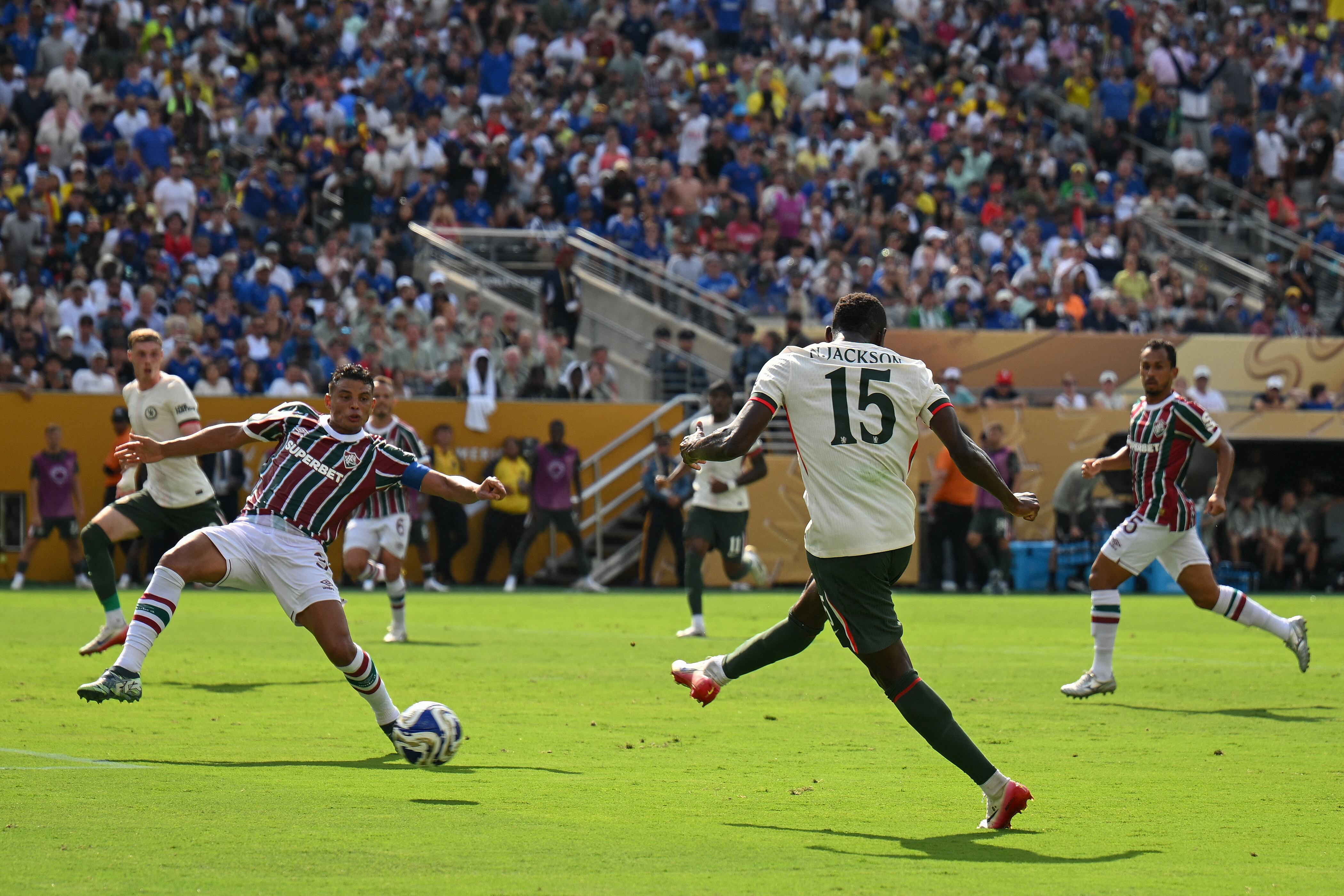 El delantero senegalés del Chelsea, Nicolas Jackson (derecha), patea el balón ante el defensa brasileño del Fluminense, Thiago Silva