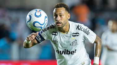Thiago Mendes ignora el saludo de Neymar y reaviva su rivalidad en el fútbol brasileño