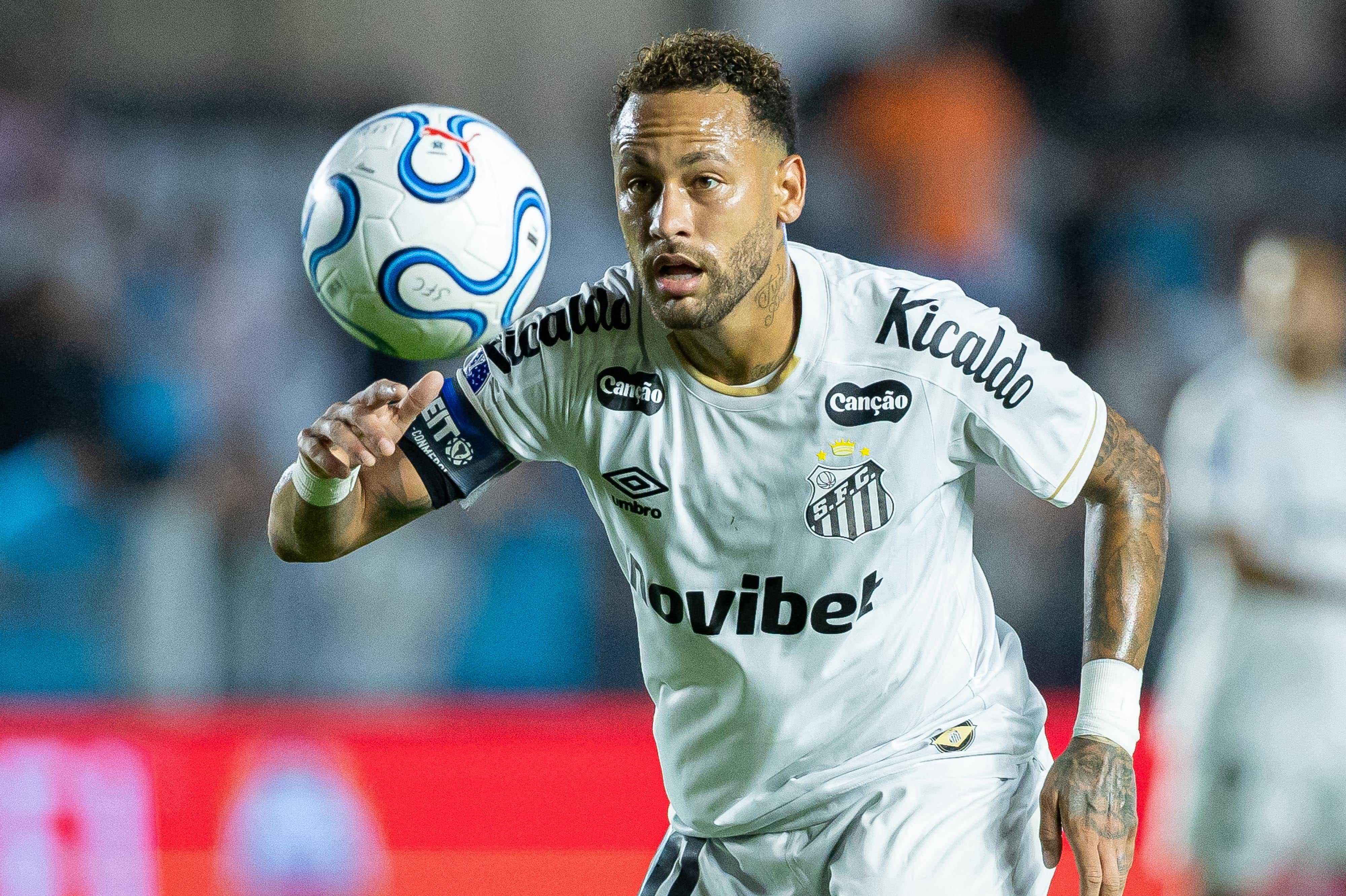 Neymar Jr es el capitán del Santos y aunque es un ídolo en el fútbol brasileño, también tiene sus polémicas.