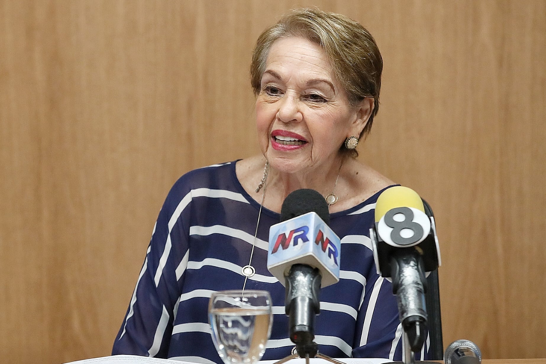 12/03/2024/ Conferencia de prensa de la diputada Gloria Navas sobre crisis en servicios de la CCSS junto a médicos de la CCSS / en la foto Dra. Natalia Solís (blanco) la diputada Gloria Navas, Dr. David Morales y la Dra. Natalia Abea Jezowiczova en la Asamblea Legislativa / Foto John Durán