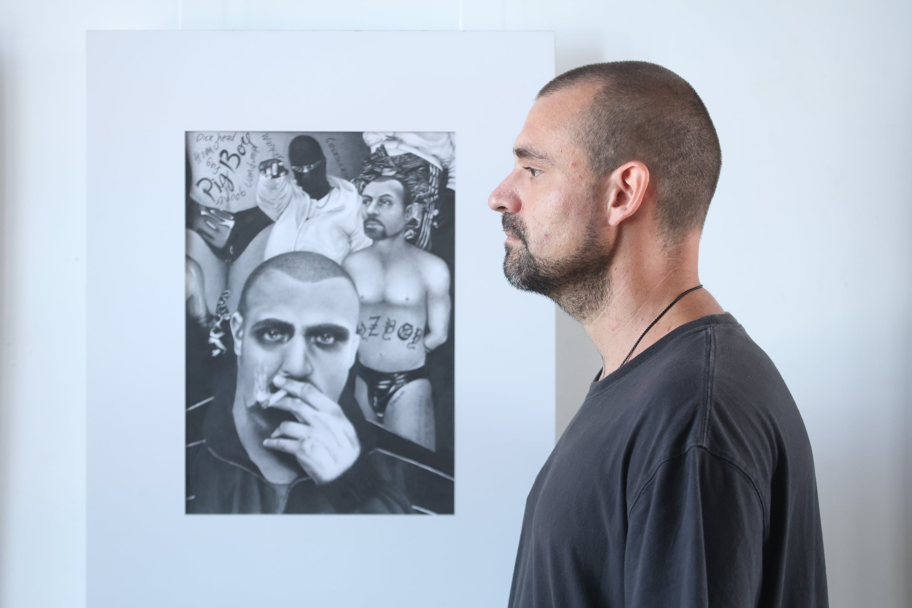 Retratos del artista Eduardo Vásquez durante su exposición “Gris Oscuro”