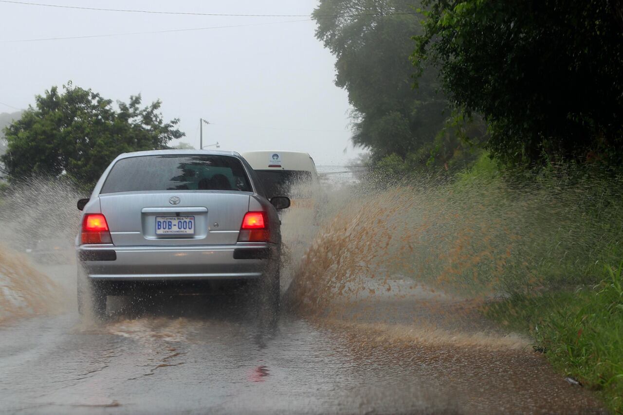 En Cipreses de Oreamuno la mañana de este domingo se percibía en las calles el efecto de las condiciones atemporaladas que seguirán este lunes. Foto: Rafael Pacheco Granados.