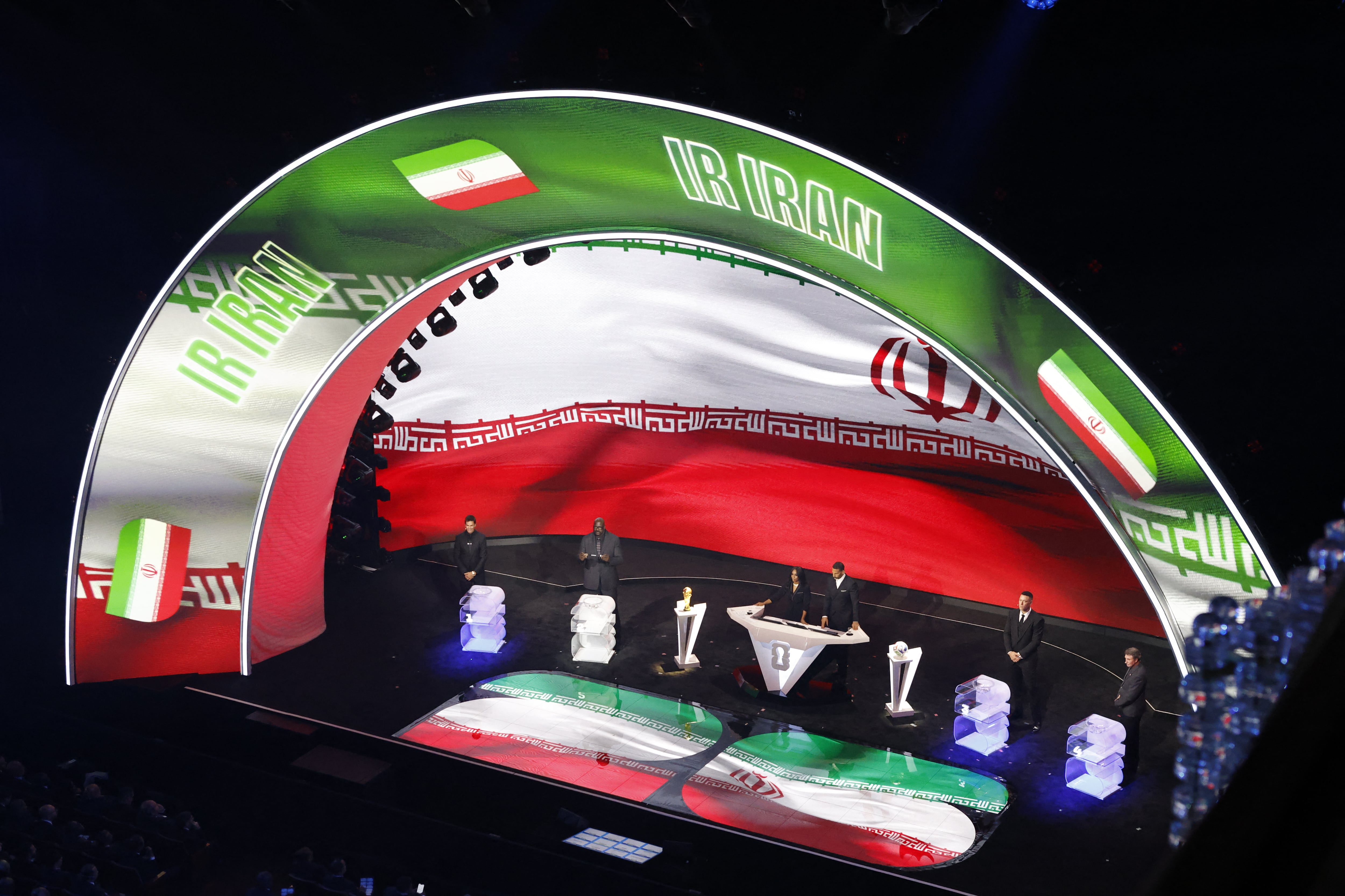 La bandera de Irán aparece durante el sorteo de la Copa del Mundo 2026, realizado en Washington en diciembre pasado. La participación de los persas sigue causando polémica.