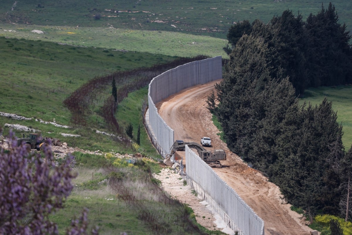 Maquinaria militar pesada israelí opera a lo largo de la frontera entre Israel y Líbano, vista desde el norte de Israel, el 12 de abril de 2026.