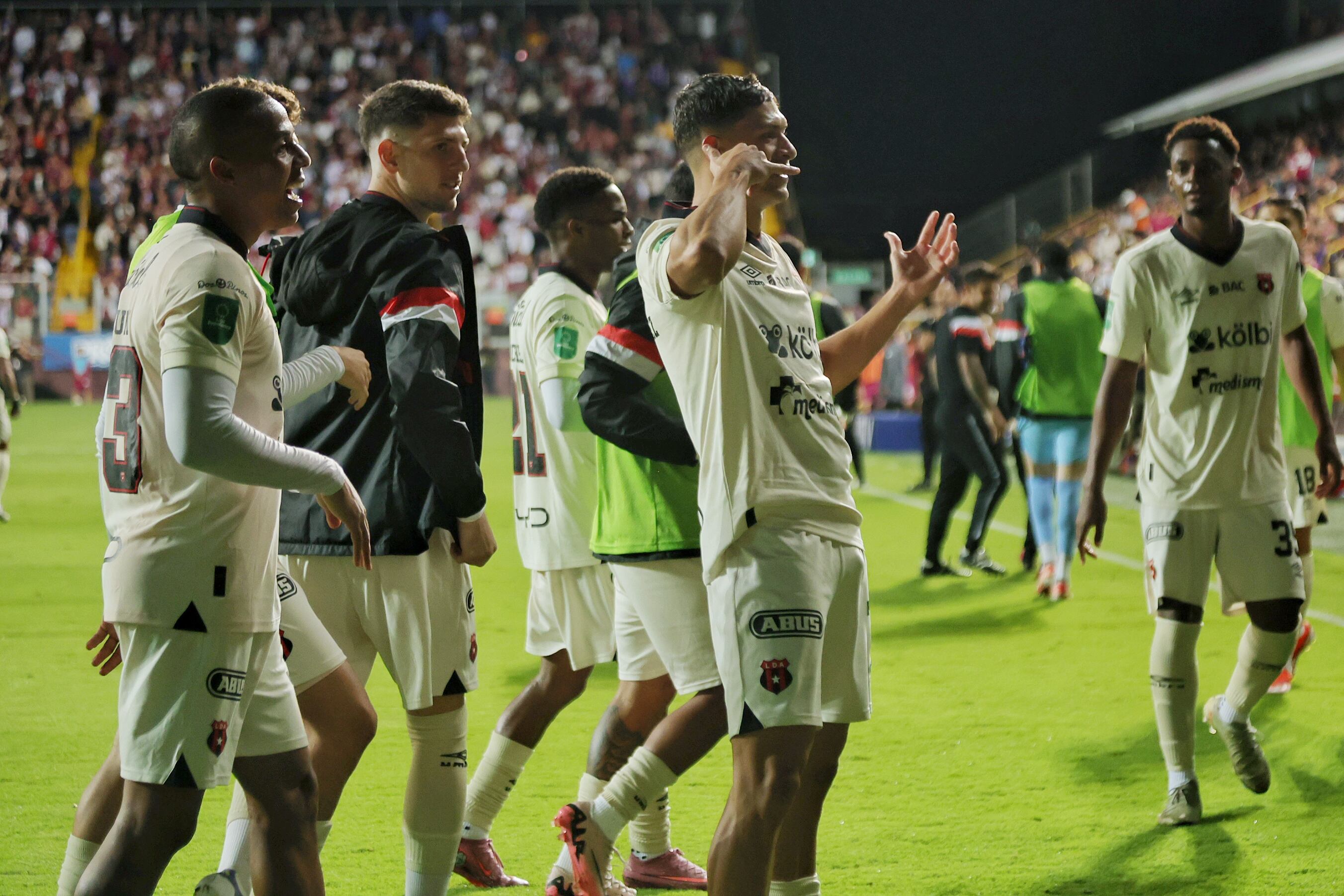 30/08/2025/ juego entre Deportivo Saprissa vs Liga Deportiva Alajuelense por el clásico nacional en la jornada 6 del torneo clausura 2025 en el estadio Ricardo Saprissa / foto John