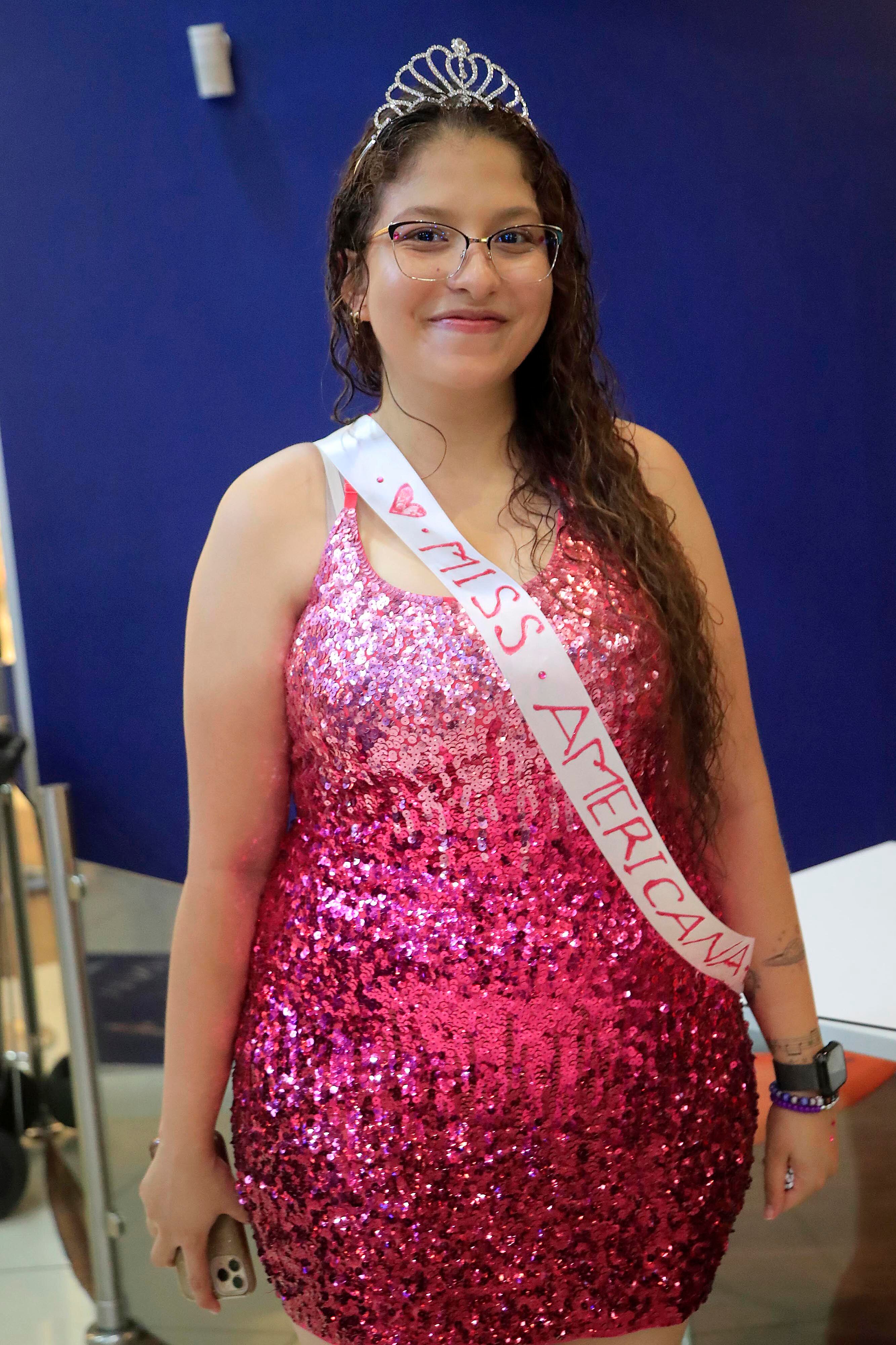 13/10/2023 Cinépolis, Plaza Lincoln. Fans de Taylor Swift disfrutaron de la película The Eras Tour de la cantante estadounidense. Previo a la proyección las muchachas, jóvenes y niñas, intercambiaron pulseras y lucieron vestidos y looks que identifican a la artista.