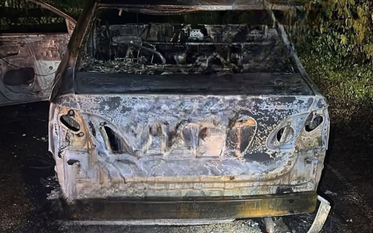 Los cuerpos estaban en los asientos traseros.