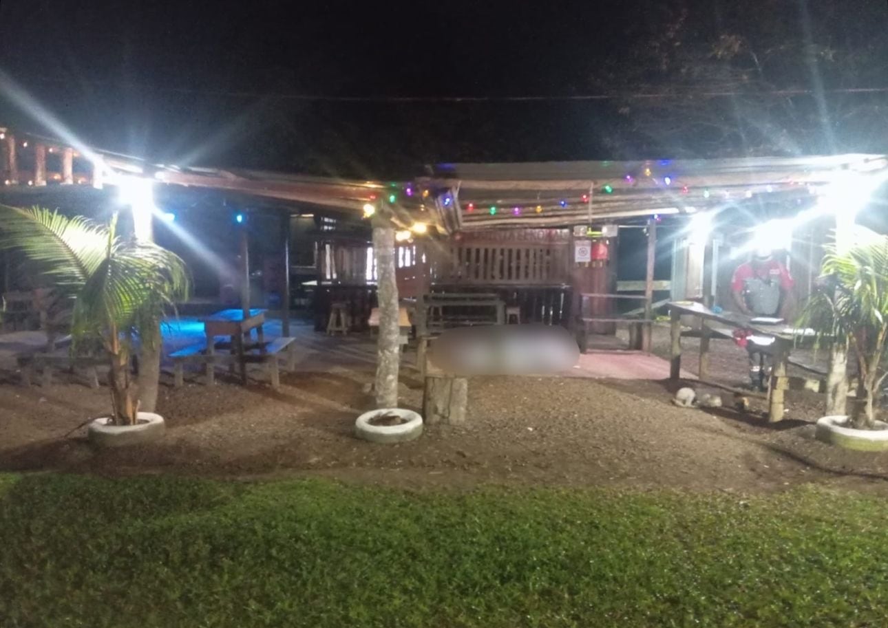 La mujer, de 21 años, murió dentro del local comercial.