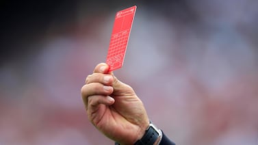 Fútbol en Centroamérica: castigan a un árbitro por no sacar tarjeta roja