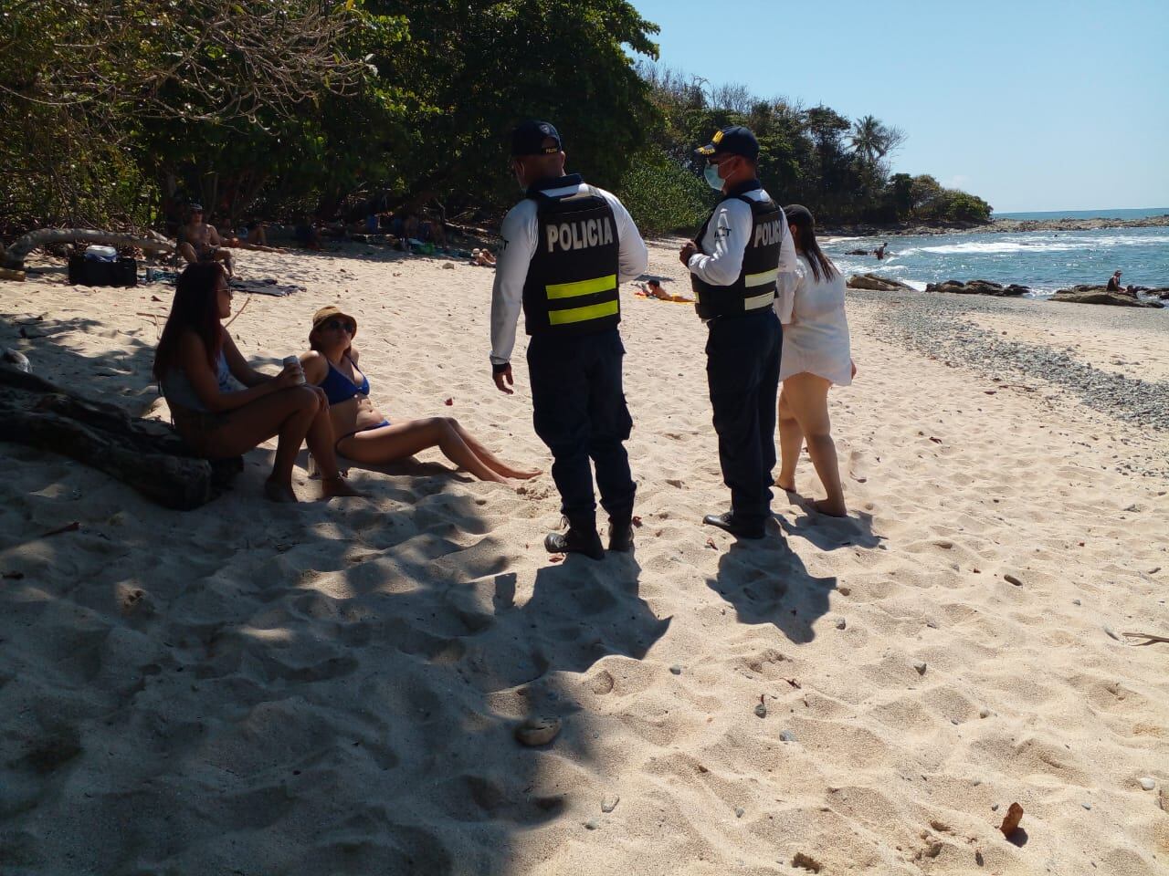 La Fuerza Pública colaboró con la CNE para advertir a los turistas que estaban en la línea de playa, como se ve en esta foto de Cóbano. Foto: Cortesía CNE.
