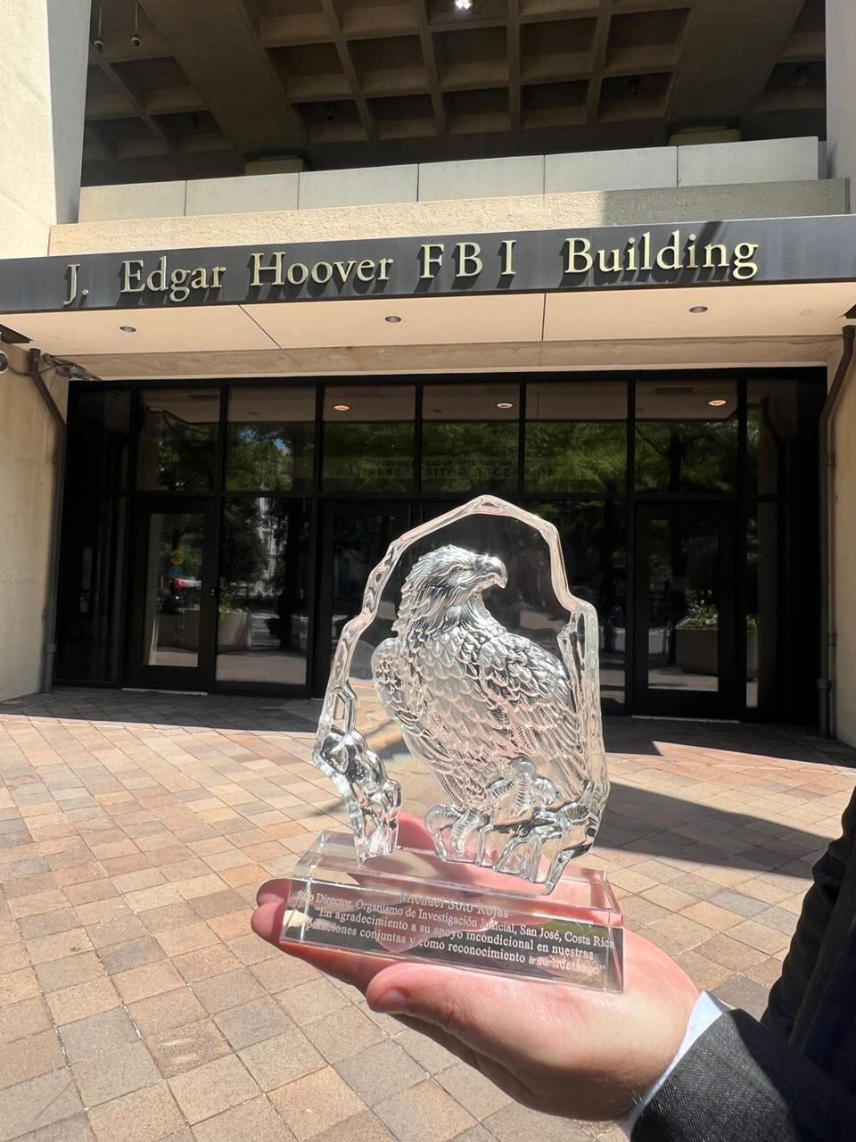 Este fue el reconocimiento que el FBI entregó al fiscal general y al subdirector del OIJ por el trabajo en conjunto realizado en el país.