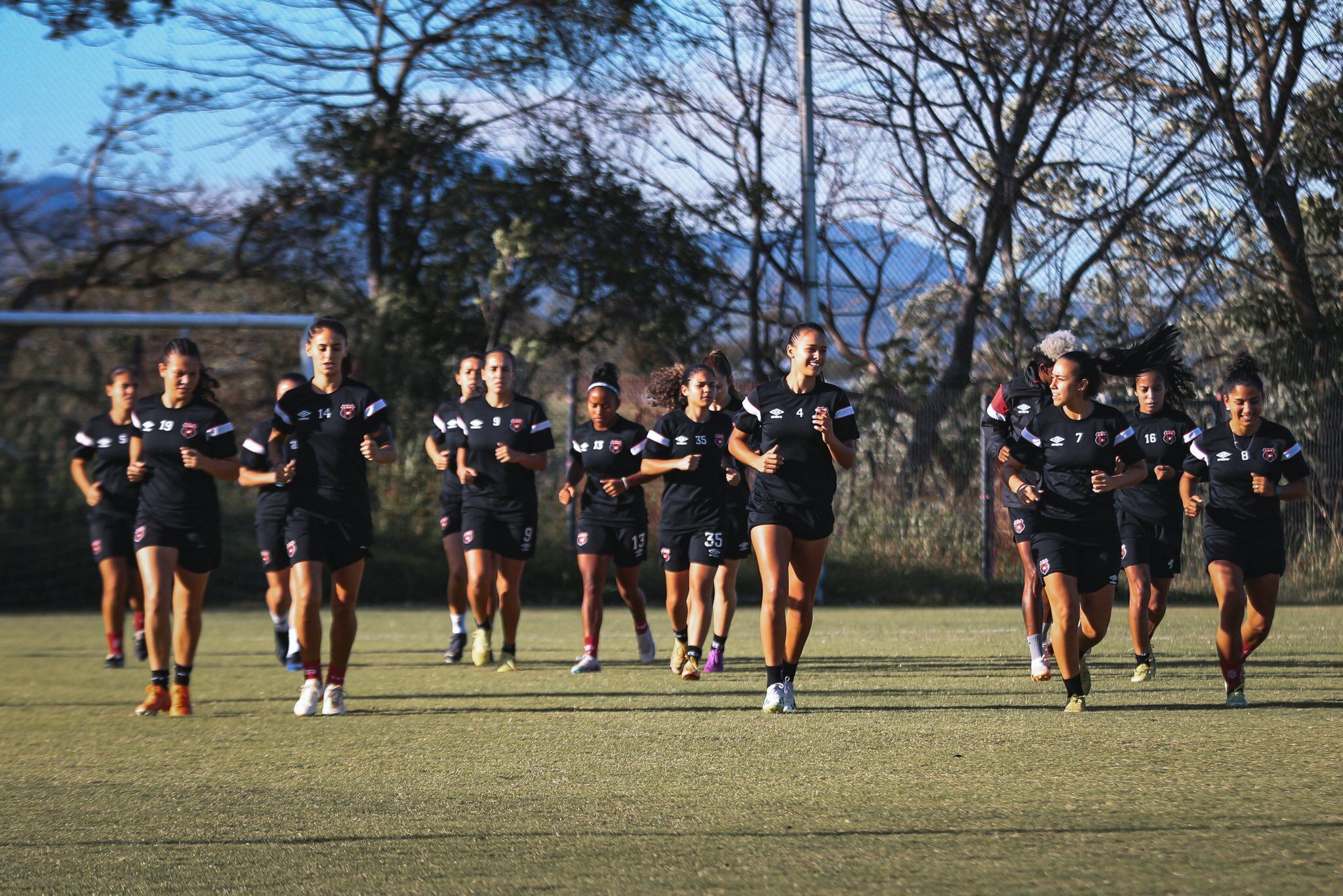Las leonas de Liga Deportiva Alajuelense tienen una ventaja de 1-0 en la final del fútbol femenino contra Sporting.