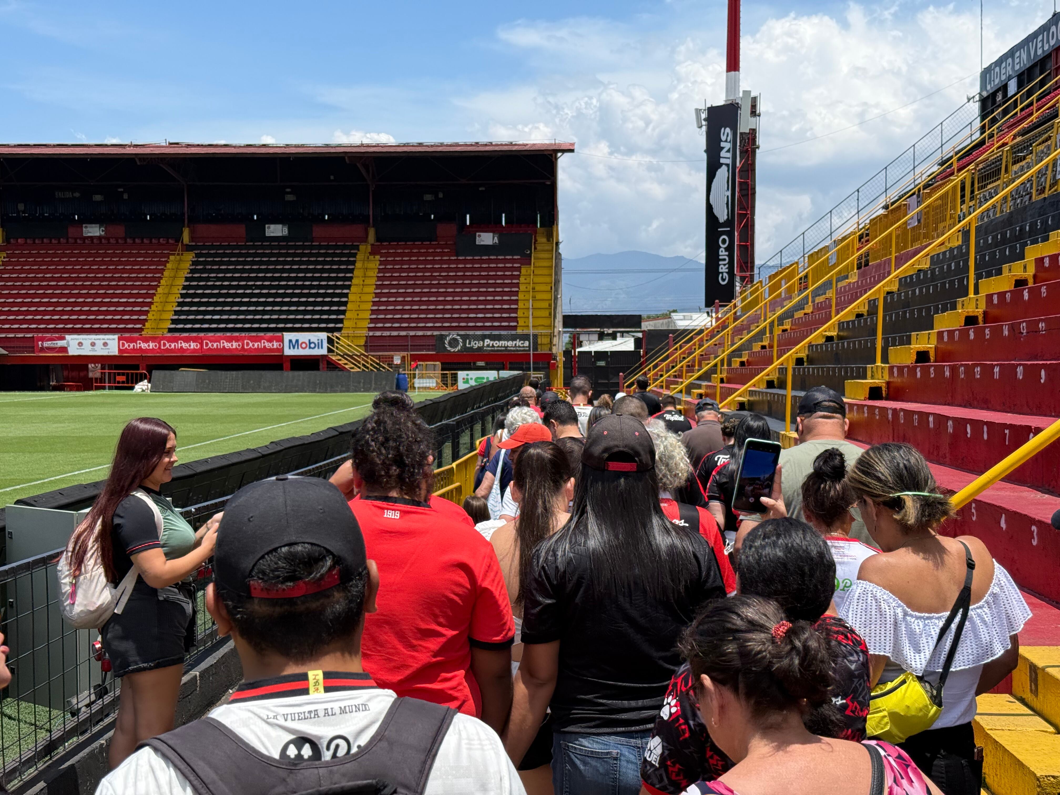 Quienes acudieron al tour guiado por el Estadio Alejandro Morera Soto quedaron muy contentos con la experiencia.