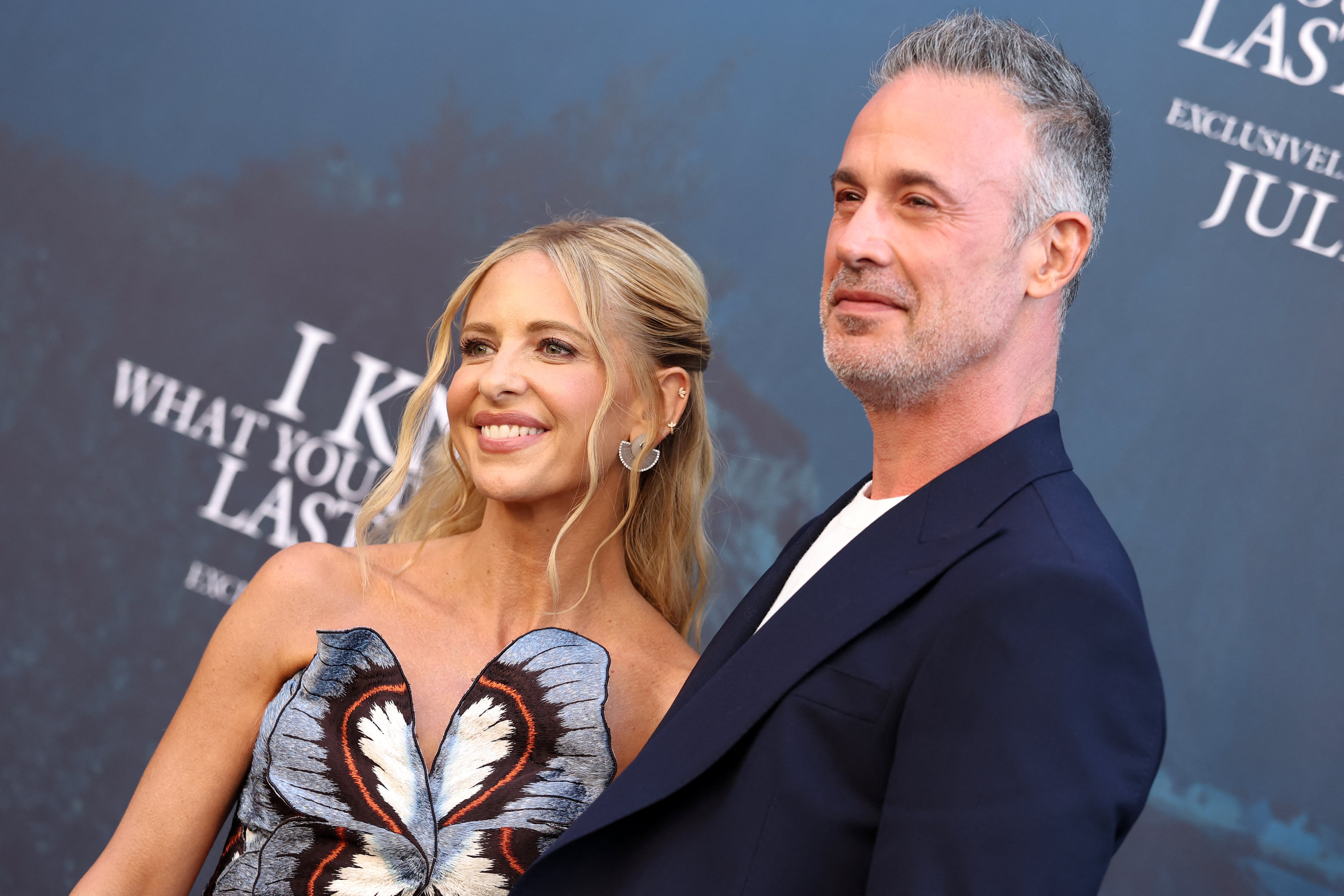 LOS ÁNGELES, CALIFORNIA - 14 DE JULIO: (De izq. a der.) Sarah Michelle Gellar y Freddie Prinze Jr. asisten al estreno de I Know What You Did Last Summer de Columbia Pictures en The United Theater on Broadway el 14 de julio de 2025 en Los Ángeles, California. Monica Schipper/Getty Images/AFP (Foto de Monica Schipper / GETTY IMAGES NORTH AMERICA / Getty Images vía AFP)