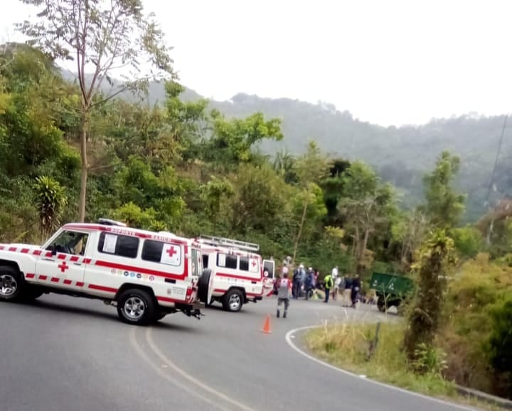 Un chapulín habría volcado en Corralillo de Cartago.