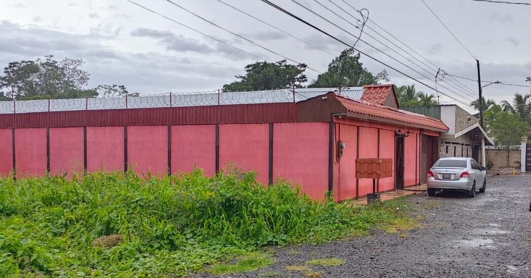 Esta es la casa allanada este jueves en Limón que sería del presunto líder de la banda. Cerca de allí, aparecieron en otro punto allanado las armas. Fotografía: