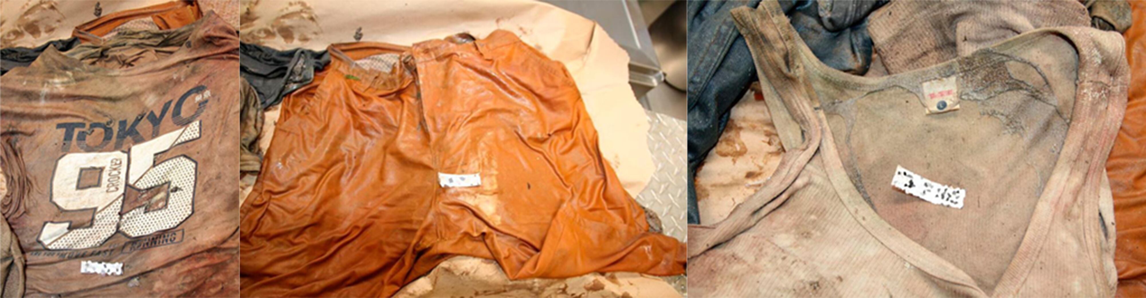 También llevaba puesto una camiseta de tirantes, color blanca, marca Tico textil, y una camiseta color naranja, con la leyenda en la parte frontal “Tokyo 95 Crocker” y una pantaloneta color naranja