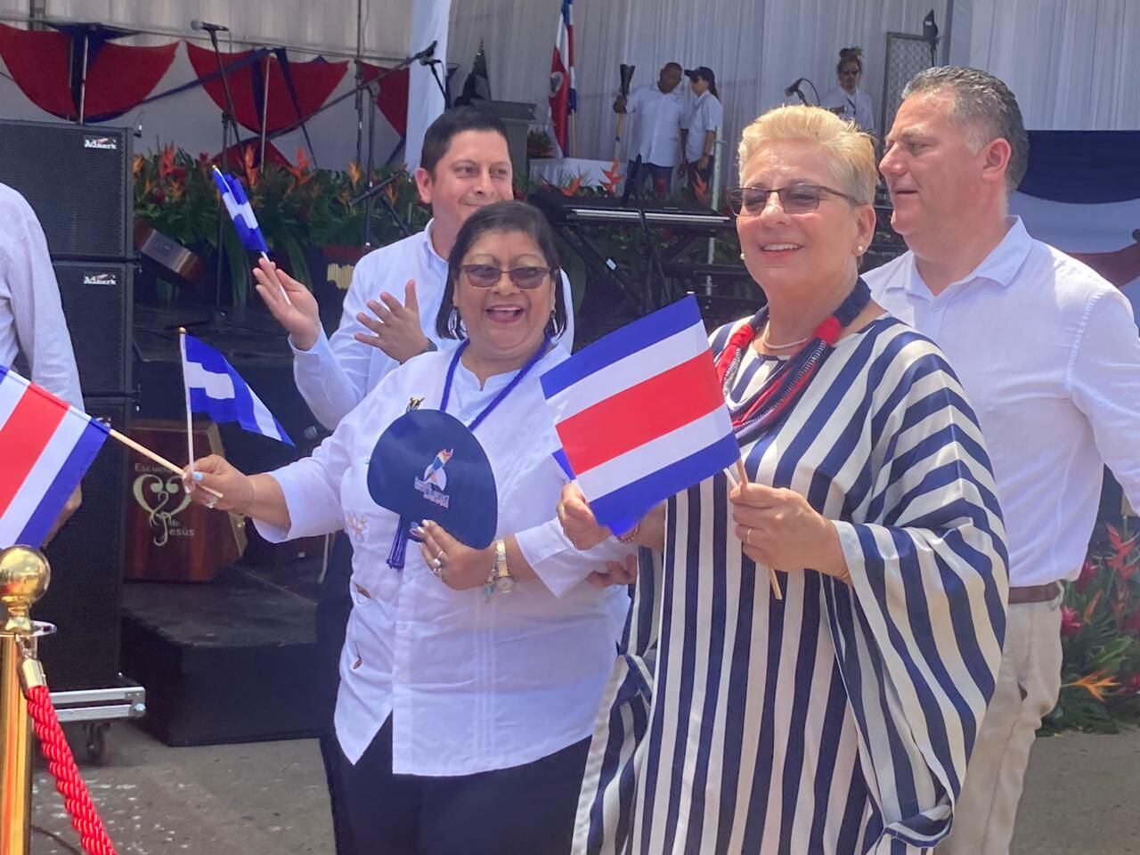 La ministra de Educación Anna Katharina Müller Castro no aguantó las ganas de bailar antes de recibir la antorcha en Peñas Blancas.