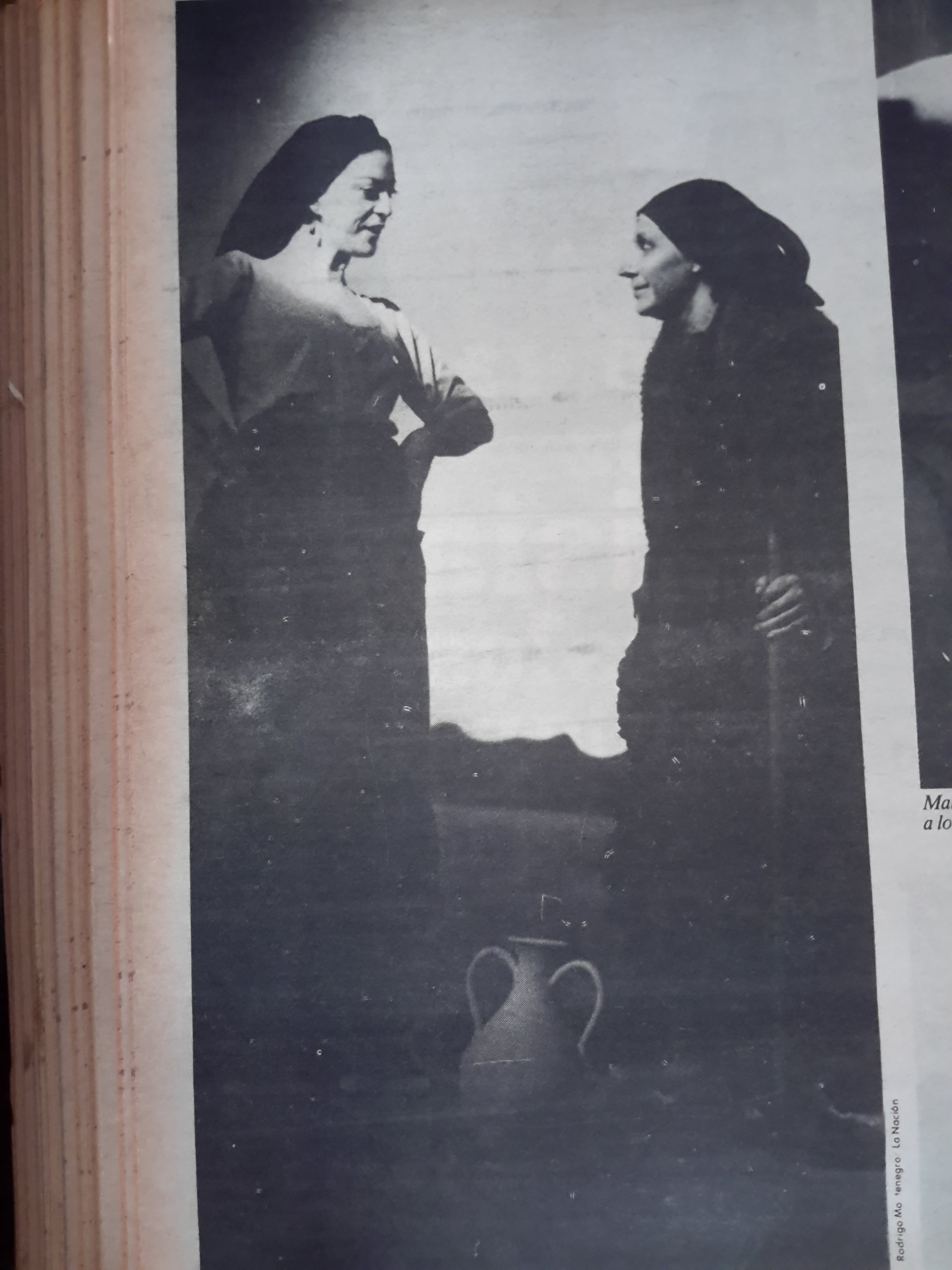 MARI GAILA CON UNA DE LAS MUJERUCAS-HOGAR DE HOY 14 DE MARZO DE 1981.p. 4C