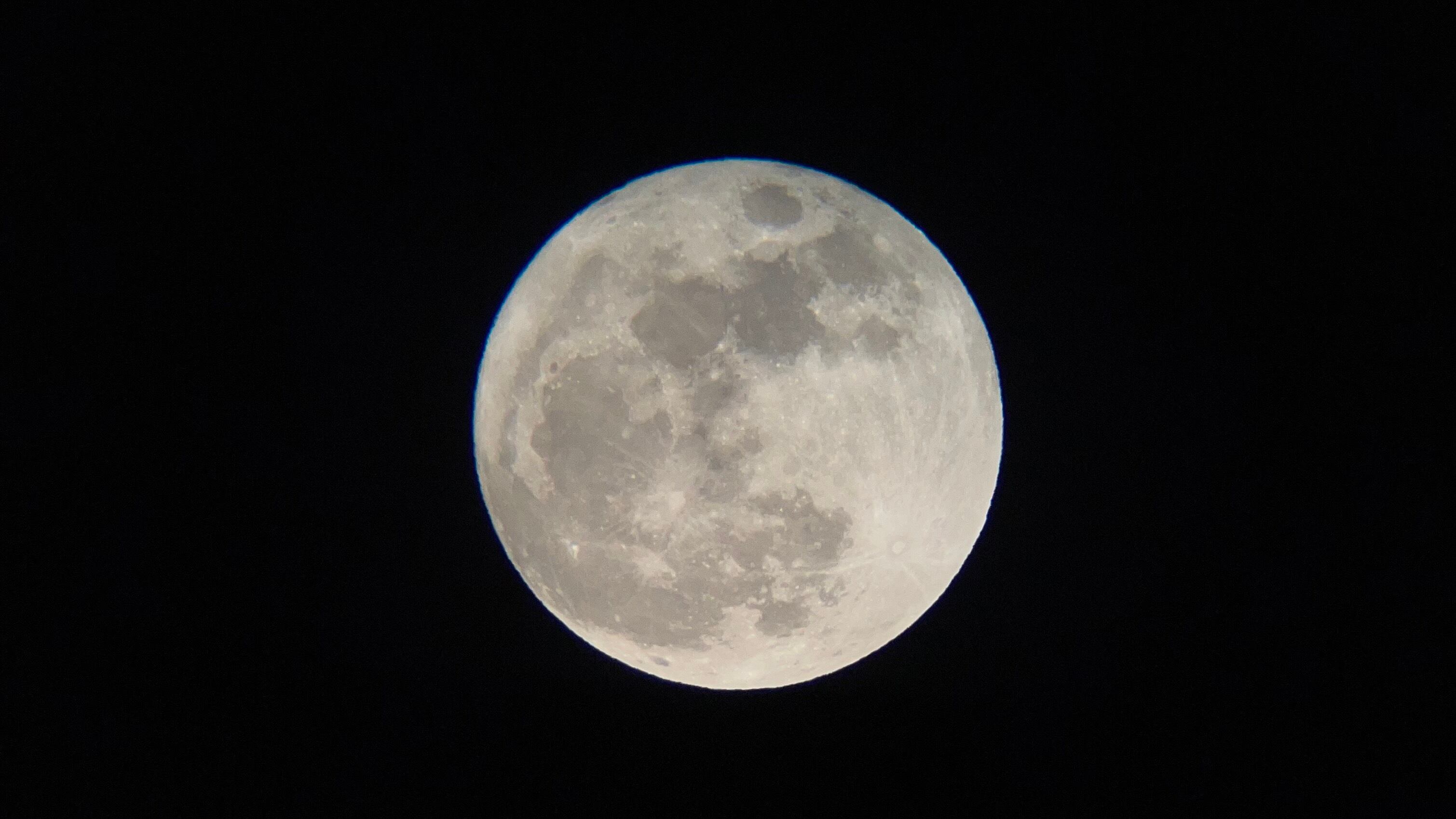 Desde Goicoechea en San José por Juan Pablo Moya Vargas. "Mi novia y yo seguimos mucho el tema de la Luna debido a que tenemos una pasión por lo que es el Universo, y hoy nos regaló esta hermosa imagen de la luna la cual no pudimos desaprovechar para captar una gran toma como esta. Quisiera darle también créditos a mi novia: Mariana Ramírez Vindas".