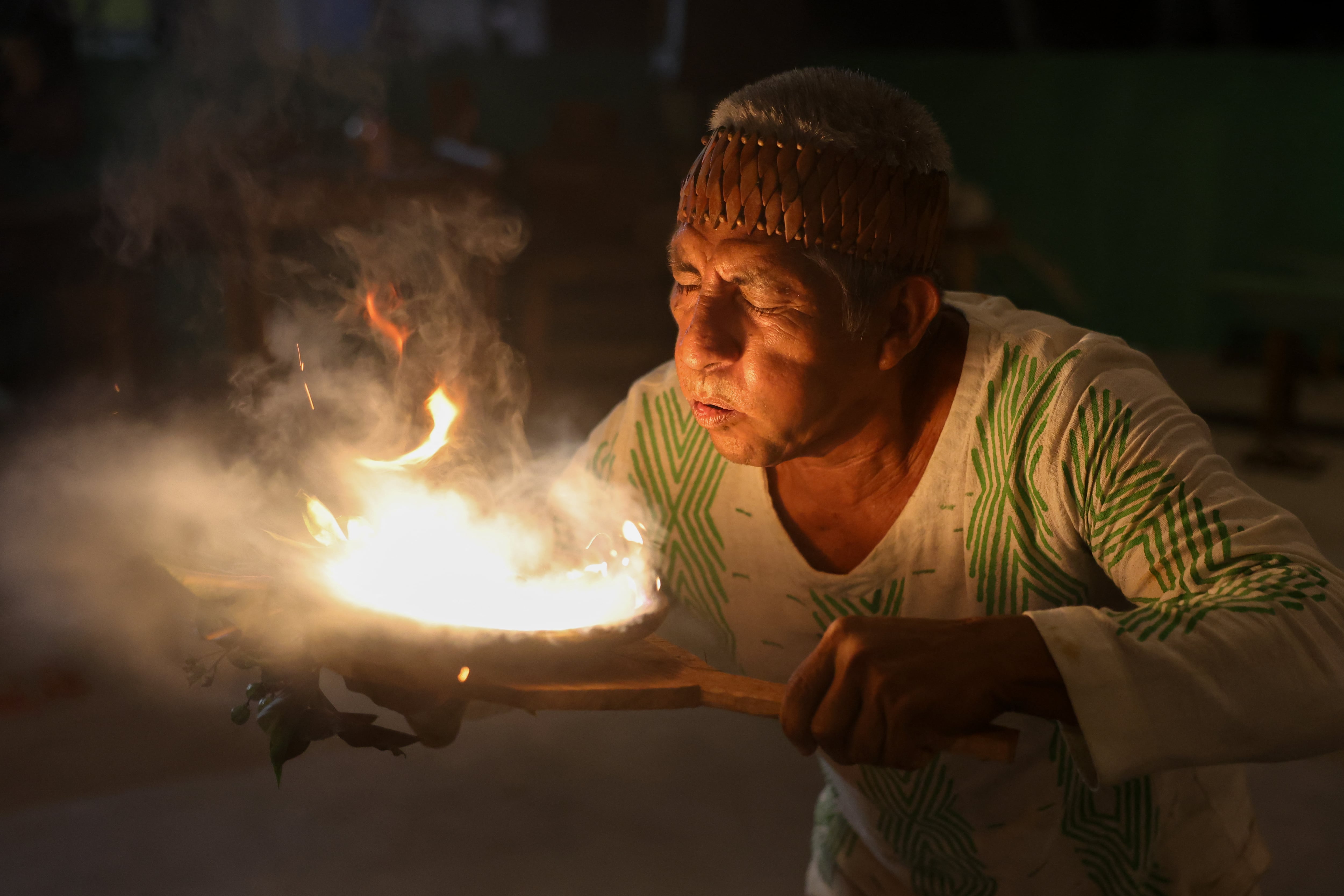 El líder indígena Waldemir da Silva participa en un ritual de humo junto con integrantes del pueblo Kambeba, en la comunidad indígena de Três Unidos, en Manaos, Brasil, el 3 de octubre de 2026, en la víspera de las elecciones presidenciales.
