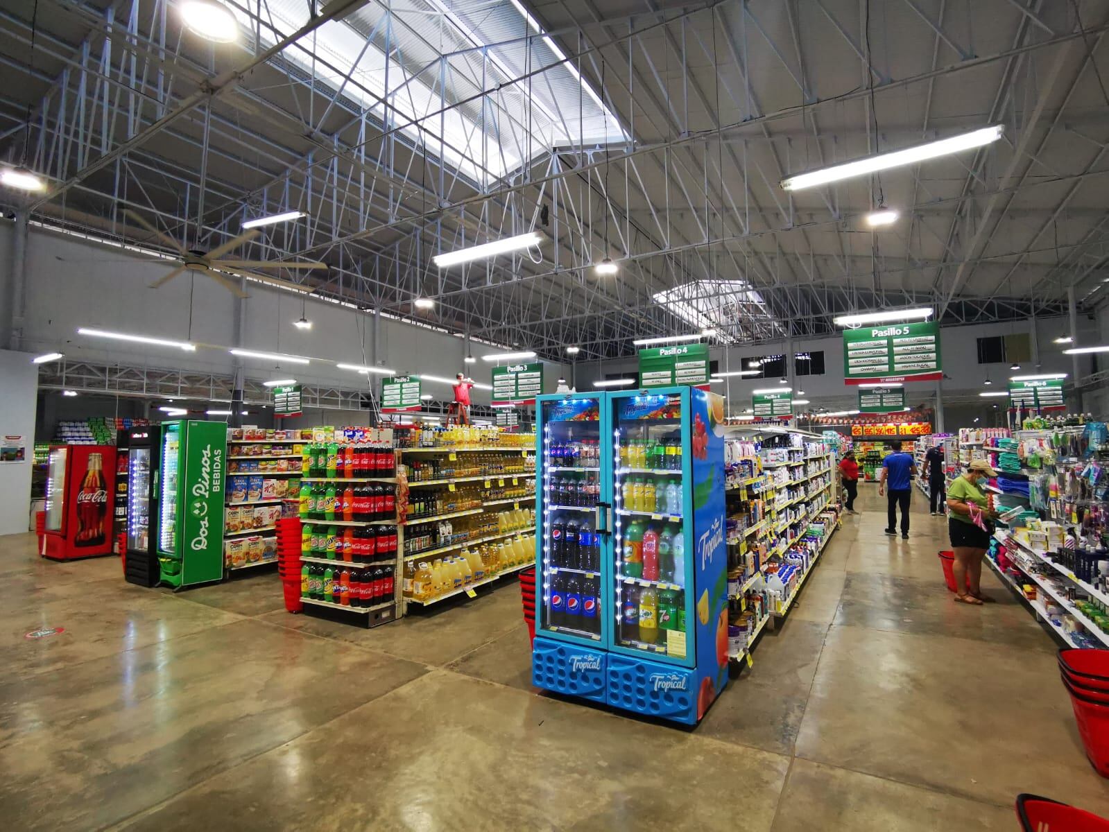 El Megasuper en el bulevar de Playas del Coco funciona en el local del antiguo supermercado Luperón. La empresa contrató a 20 personas para ese sitio. Foto: Cortesía