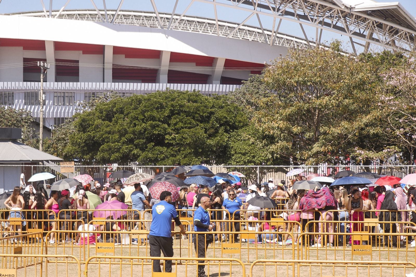 Las zonas Bichota y Mañana será bonito no son numeradas como lo muestra esta imagen de las filas antes del primer concierto de Karol G en Costa Rica.