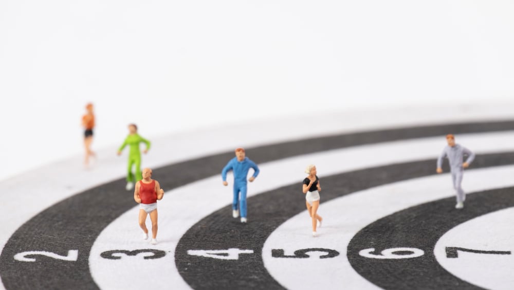 Unos muñecose n minuatura en una pista de carreras.