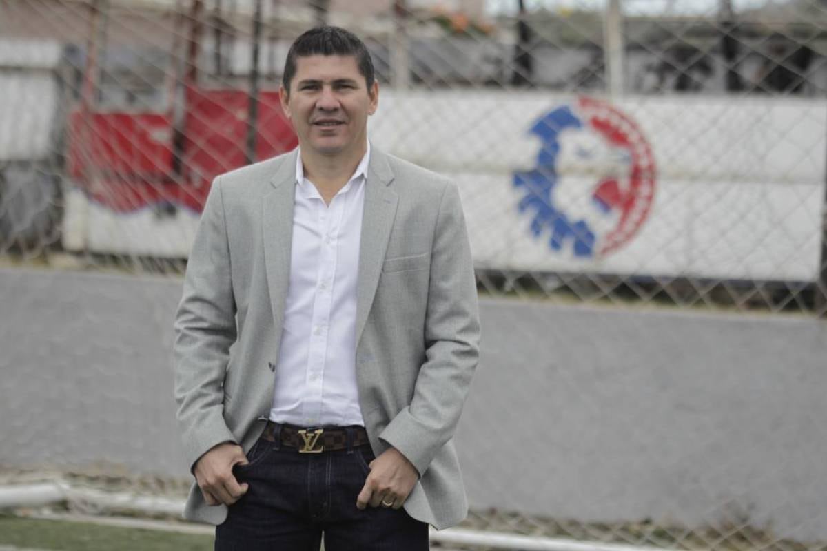 Arnold Cruz jugó en Costa Rica con el Cartaginés, luego hizo una carrera como entrenador y comentarista en Honduras.