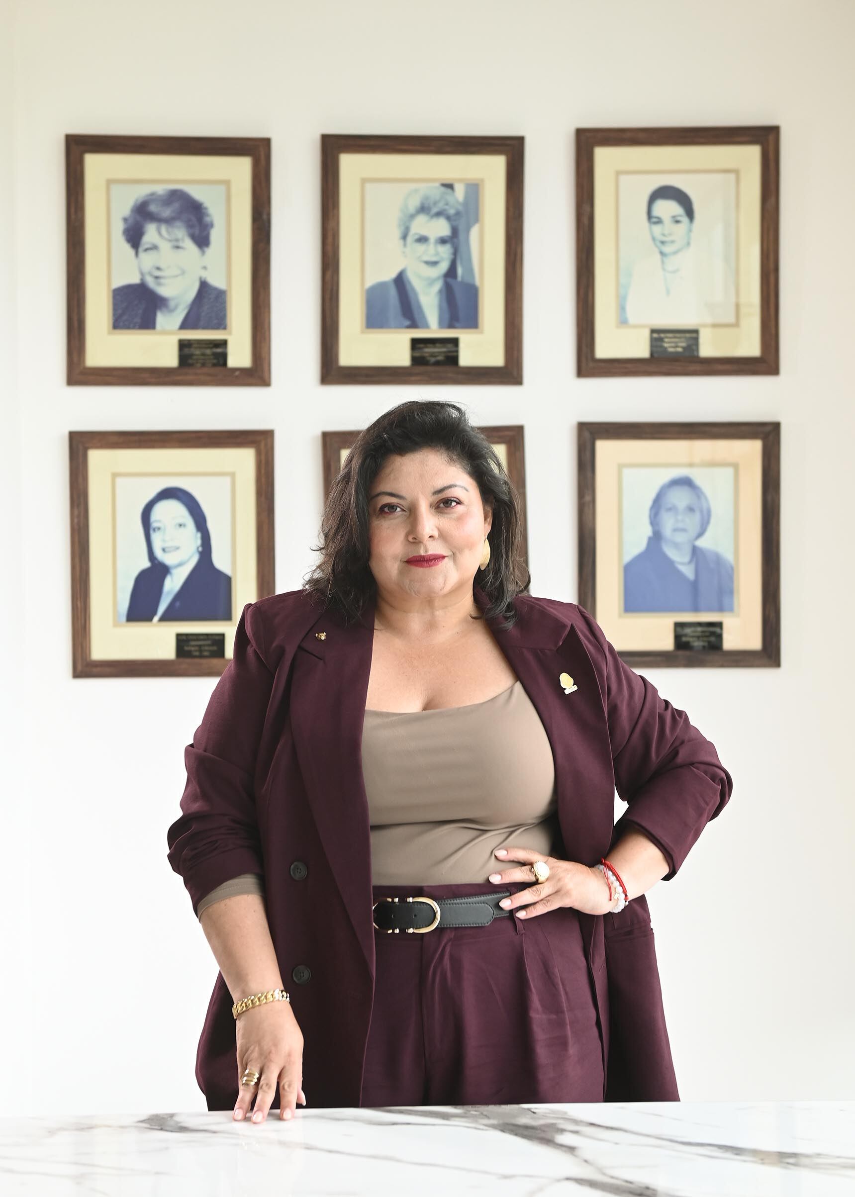 17 de junio del 2025. Oficinas centrales del Instituto Nacional de la Mujer (Inamu) en San Pedro. 10:00 hrs. Entrevista a la ministra de la mujer, Cindy Quesada, para la Revista Dominical. En la foto: Retratos de la ministra y algunas fotos durante la entrevista. Foto: Albertr Marín