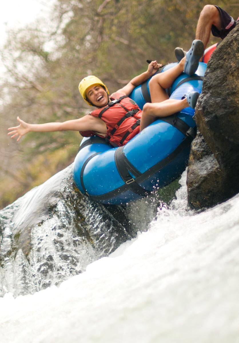 Una de las grandes atracciones del hotel Hacienda Guachipelín, en Curubandé, Liberia, es bajar una catarata en una balsa en forma de neumático. Foto: Cortesía Hacienda Guachipelín