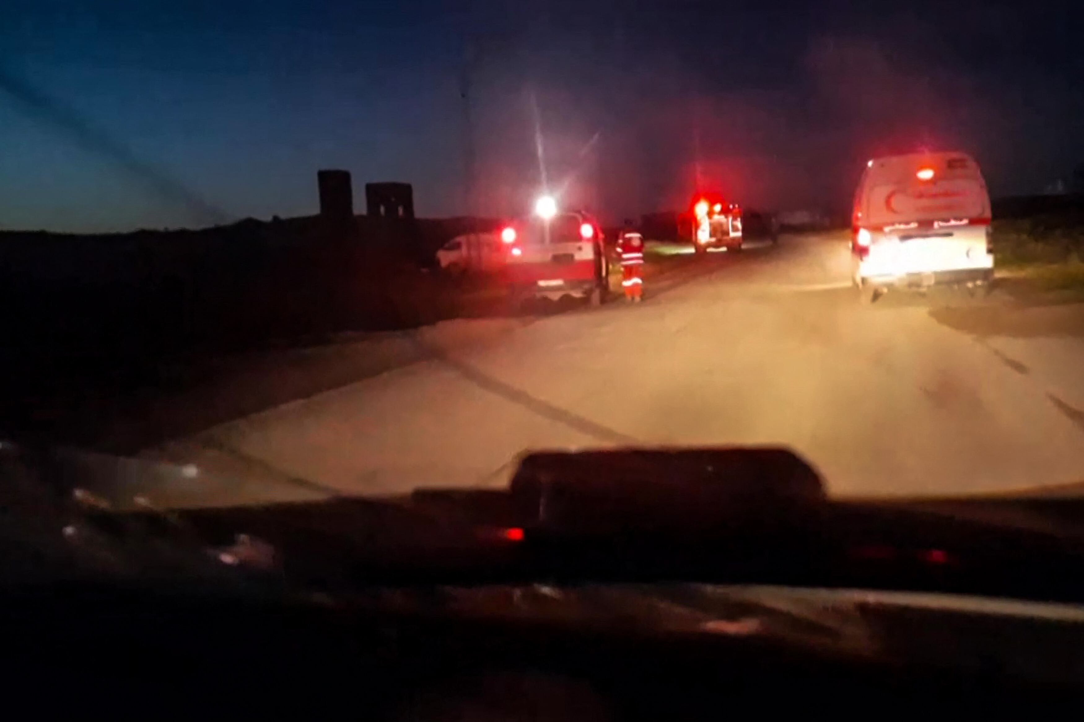 Imagen extraída del video donde la Media Luna Roja Palestina aseguro este sábado que muestra ambulancias con las luces de emergencia encendidas y a un rescatista cerca de uno de los vehículos en Rafah, al sur de la Franja de Gaza, antes de ser atacados. Fotografía: