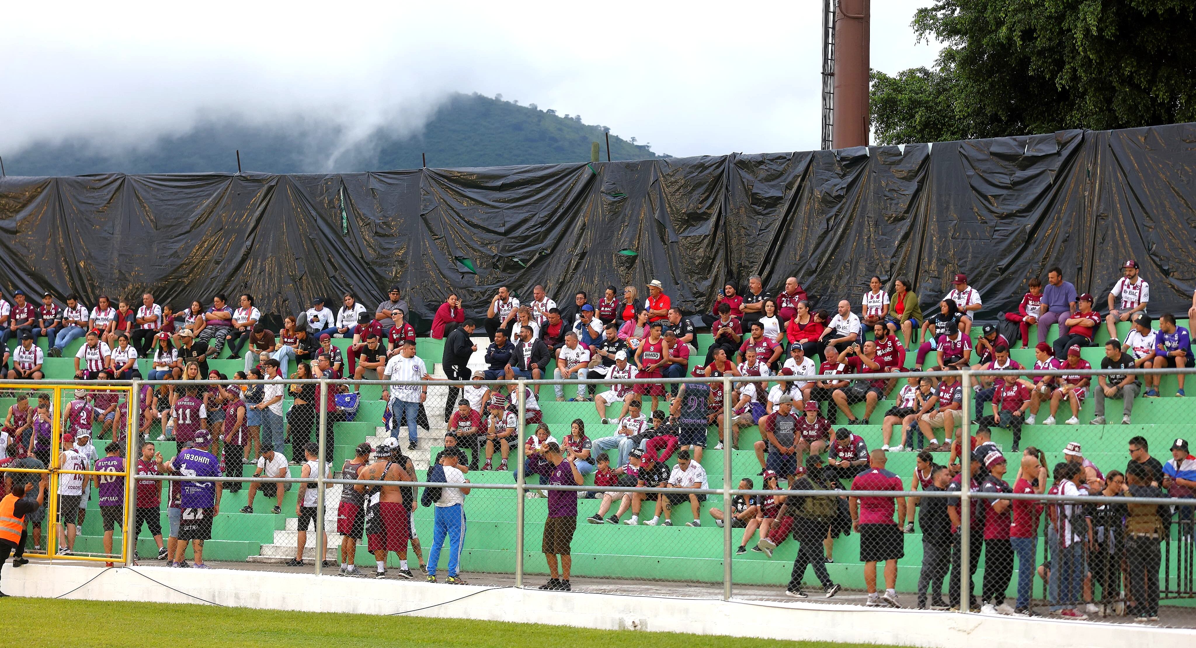 Afición de Saprissa en Antigua